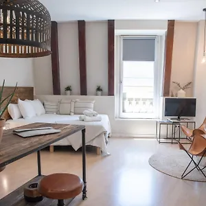 quaint-urban-studio-steps-away-from-las-ramblas.catalonia-hotels.com/